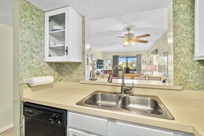 Appart'hôtel, plusieurs lits, accès piscine, vue plage (St Augustine Beach Retreat) | Intérieur