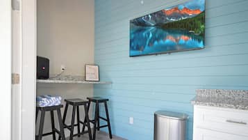Maison, plusieurs lits, patio, vue piscine (Surfside Oasis) | Intérieur