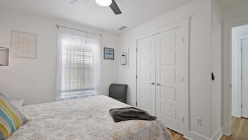 Ferienhaus, Mehrere Betten, Terrasse, Poolblick (Surfside Oasis) | 2 Schlafzimmer, individuell dekoriert, individuell eingerichtet