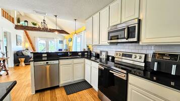 Maison, plusieurs lits, patio, vue piscine (Surfside Oasis) | Cuisine privée | Tables à manger