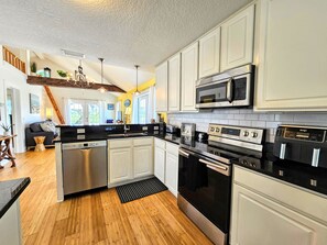 Maison, plusieurs lits, patio, vue piscine (Surfside Oasis) | Cuisine privée | Tables à manger