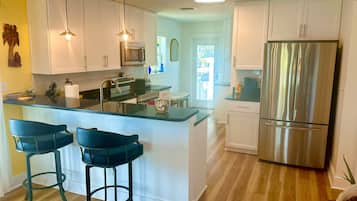 Rumah, Beberapa Tempat Tidur, patio, pemandangan kolam renang (Surfside Oasis) | Dapur pribadi | Meja makan