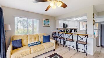 Condo, 1 Queen Bed with Sofa bed, Garden View (The Shimmering Palm) | Living area