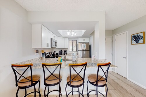 Sun-kissed Beach Condo With Amazing Pool, Tennis & Patio - Steps to the Beach!