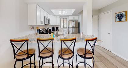 Sun-kissed Beach Condo With Amazing Pool, Tennis & Patio - Steps to the Beach!