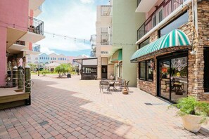Outdoor dining - Spacious Townhouse With Private Balcony, Waterview, Pool and Wifi (Palm Coast)