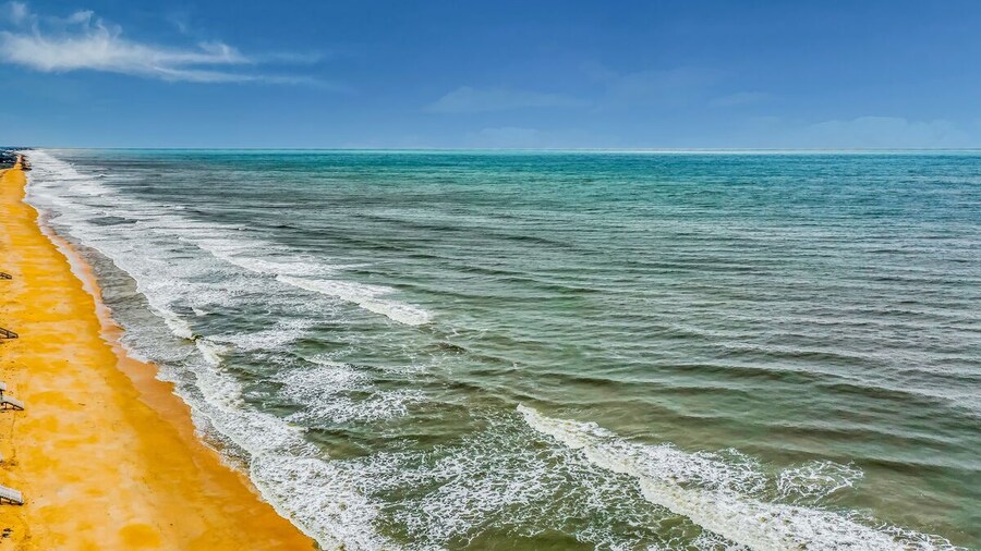 Spacious Townhouse With Private Balcony, Waterview, Pool and Wifi