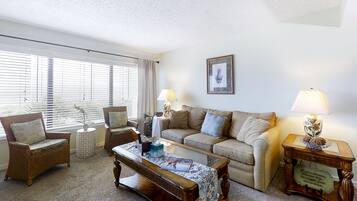 Appart'hôtel, 1 très grand lit et 1 canapé-lit, patio, vue océan (A116 Amelia Surf and Racquet) | Coin séjour