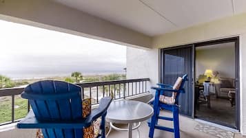 Appart'hôtel, 1 très grand lit et 1 canapé-lit, patio, vue océan (A116 Amelia Surf and Racquet) | Vue de la chambre