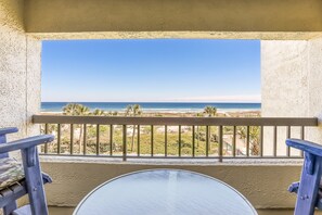 Un balcon offrant une vue dégagée sur la plage et l’océan.