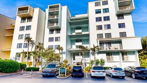 Ein mehrgeschossiges Hotel mit Parkplatz.