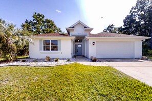 Exterior - The Barefoot Bungalow House in Palm Coast With an Enclosed Pool & Grill (Palm Coast)