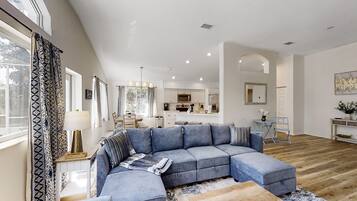 Maison, Plusieurs lits, accès à la piscine, vue sur la piscine (The Barefoot Bungalow) | Aire de séjour