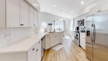 Maison, Plusieurs lits, accès à la piscine, vue sur la piscine (The Barefoot Bungalow) | Cuisine privée