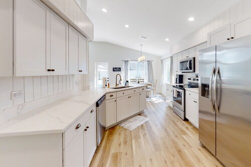 The Barefoot Bungalow House in Palm Coast With an Enclosed Pool & Grill