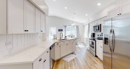 The Barefoot Bungalow House in Palm Coast With an Enclosed Pool & Grill