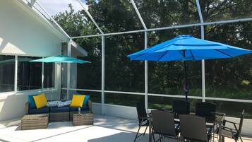 Maison, Plusieurs lits, accès à la piscine, vue sur la piscine (The Barefoot Bungalow) | Vue de la chambre