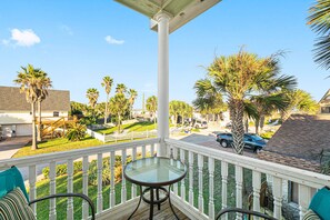 Casa, varias camas, balcón, vista parcial al océano (Island Breeze) | Vista desde la habitación