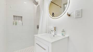 House, Multiple Beds, Patio, Garden View (The Music House) | Bathroom | Towels
