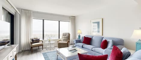 คอนโด, เตียงคิงไซส์ 1 เตียง และโซฟาเบด, ลานระเบียง, วิวสระว่ายน้ำ (C114 Amelia Surf and Racquet) | บริเวณนั่งเล่น