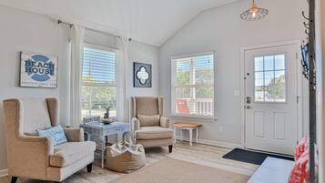 Ferienhaus, Mehrere Betten, Poolzugang, Poolblick (Dancing Dolphins and Tranquil Turtles) | Wohnbereich