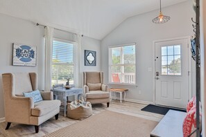 Ferienhaus, Mehrere Betten, Poolzugang, Poolblick (Dancing Dolphins and Tranquil Turtles) | Wohnbereich