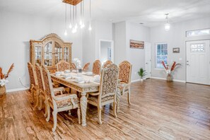 4 bedrooms, individually decorated, individually furnished, bed sheets - Updated, Dog-friendly gem W/fenced Yard, Foosball & Pool Tables, Wifi, Fireplace (St. Augustine)