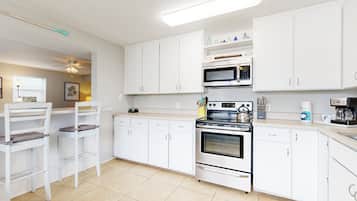 House, Multiple Beds, Patio, Garden View (Whale Tale - B) | Private kitchen