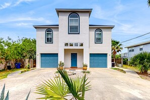 Exterior - Tropical Gem w/ Courtyard & Large Deck Stroll 1 Block to Beach Boardwalk (St. Augustine)