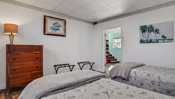 House, Multiple Beds, Balcony, Beach View (Whales Rest) | 5 bedrooms, individually decorated, individually furnished, bed sheets