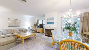 House, Multiple Beds, Patio, Pool View (504 Sailmaker) | Living area