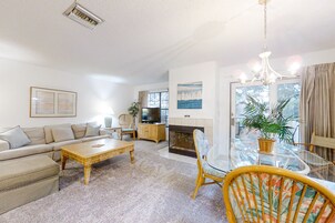 House, Multiple Beds, Patio, Pool View (504 Sailmaker) | Living area