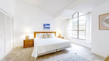 House, Multiple Beds, Patio, Pool View (504 Sailmaker) | 3 bedrooms, individually decorated, individually furnished, bed sheets