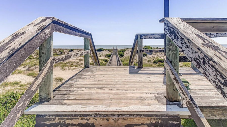 Two-story Townhome With Fast Wifi & Pool - Steps From the Beach