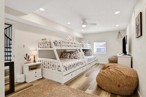 Maison, plusieurs lits, balcon, vue océan (Wave Watcher) | 4 chambres, décoration personnalisée, ameublement personnalisé