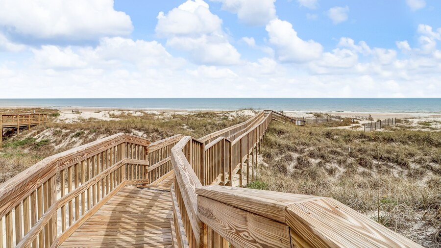 Sun-kissed Condo in Prime Location W/shared Pool, Private W/d, Free Wifi, AC