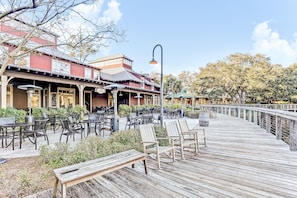 Outdoor dining - Sun-kissed Condo in Prime Location W/shared Pool, Private W/d, Free Wifi, AC (Fernandina Beach)