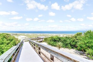 Beach nearby - Sun-kissed Condo in Prime Location W/shared Pool, Private W/d, Free Wifi, AC (Fernandina Beach)