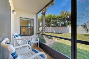 Condo, varias camas, hidromasaje, vista a la alberca (Ocean Village L15) | Vista desde la habitación