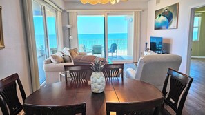 Condo, varias camas, acceso a la alberca, vista al océano (Surfclub Retreat) | Área de sala de estar