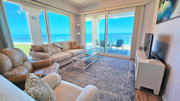 Condo, varias camas, acceso a la alberca, vista al océano (Surfclub Retreat) | Área de sala de estar