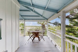 Outdoor dining - Sunny Oceanfront Home With Balcony, Full Kitchen, Central AC, & Washer/dryer (St. Augustine)