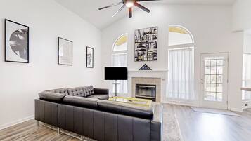 House, Multiple Beds, Patio (Lagoon Escape) | Living area