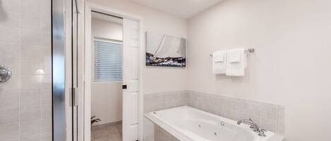 Condo, 1 très grand lit et 1 canapé-lit, accès à la piscine (2534 Tennis Villas King Suite) | Salle de bain | Serviettes fournies