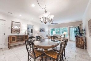 Huoneisto, 1 suuri parisänky ja vuodesohva, pääsy uima-altaalle (2534 Tennis Villas King Suite) | 1 makuuhuone, yksilöllisesti sisustettu, yksilöllisesti kalustettu