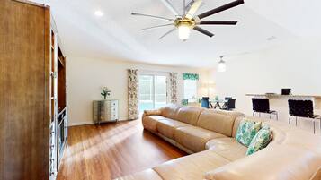 House, Multiple Beds, Pool Access, Pool View (SeaBreeze Oasis) | Living area