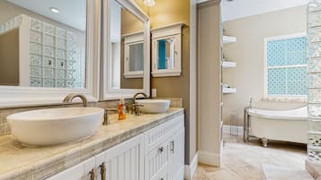 House, Multiple Beds, Patio, Golf View (Restful Adventure On The Coast) | Bathroom | Towels