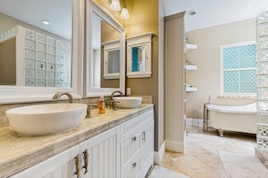 Casa, varias camas, patio, vistas al campo de golf (Restful Adventure On The Coast) | Baño | Toallas