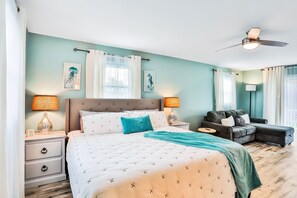 Casa, varias camas, acceso a la alberca, vista a la alberca (Vilano Beach Dream - Upper Level A) | 2 habitaciones, decoración personalizada y muebles diferentes 