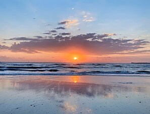 Beach nearby - Sunny Upper Level 1 Block From 2 Beaches W/private Pool, High-speed Wi-fi (St. Augustine)